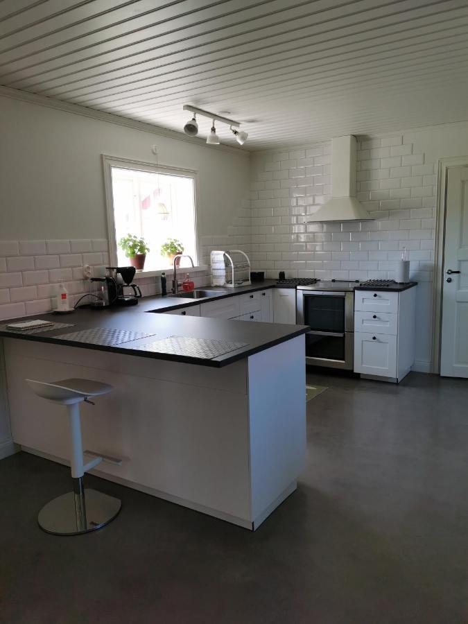 Idyllisk Nybyggd Stuga Pa Solleroen. Solleron Luaran gambar